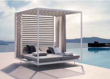 Viereckiges balinesisches Bett