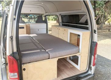 Klappbare Matratze mit seitlichem rechten Schnitt, oberer und unterer Teil