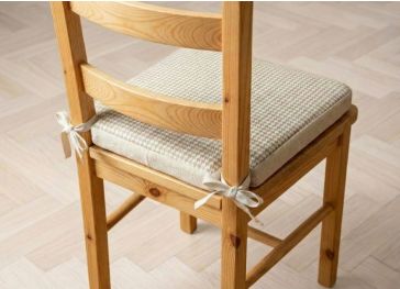 Quadratisches stuhlkissen mit spitze