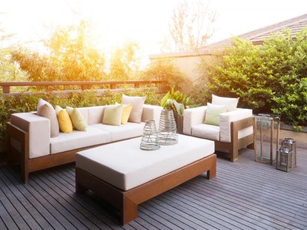 Wetterfeste Gartenmöbel: Tipps für die selbstgebaute Outdoor-Lounge